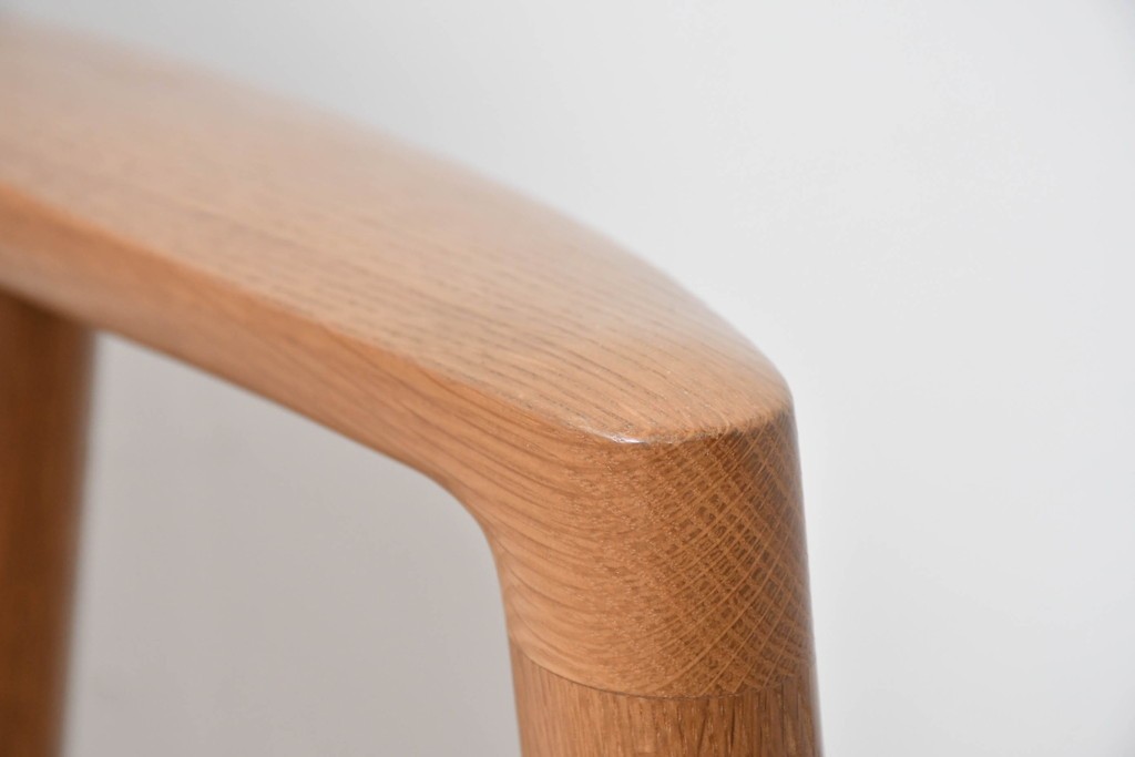 中古　美品　飛騨産業　オーク材　SEOTO(セオト)　すっきりとしたシルエットが魅力のアームチェア　定価約12万円　(R-086232)