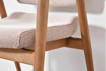 中古　美品　飛騨産業　オーク材　SEOTO(セオト)　すっきりとしたシルエットが魅力のアームチェア　定価約12万円　(R-086232)