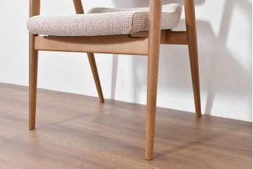 中古　美品　飛騨産業　オーク材　SEOTO(セオト)　すっきりとしたシルエットが魅力のアームチェア　定価約12万円　(R-086232)