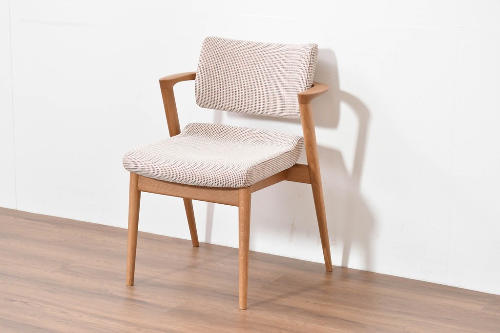 中古　美品　飛騨産業　オーク材　SEOTO(セオト)　アームのデザインがお洒落なセミアームチェア　定価約9万円　(R-086233)