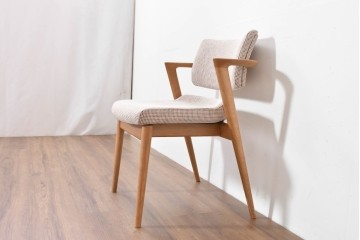 中古　美品　飛騨産業　オーク材　SEOTO(セオト)　アームのデザインがお洒落なセミアームチェア　定価約9万円　(R-086233)