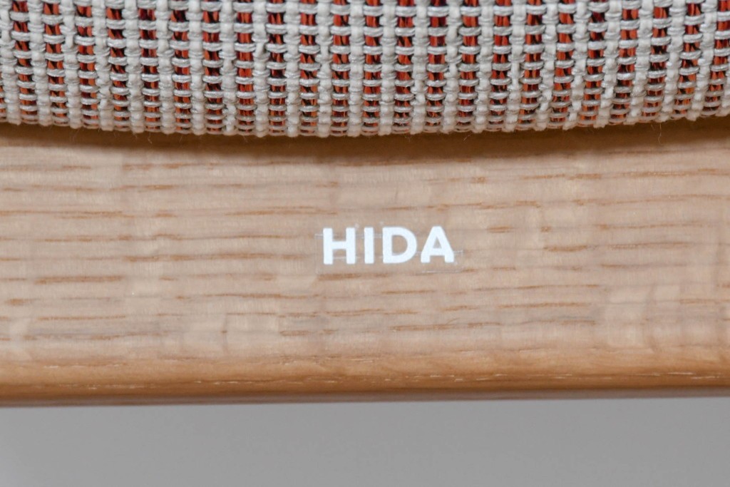 中古　美品　飛騨産業　オーク材　SEOTO(セオト)　アームのデザインがお洒落なセミアームチェア　定価約9万円　(R-086233)