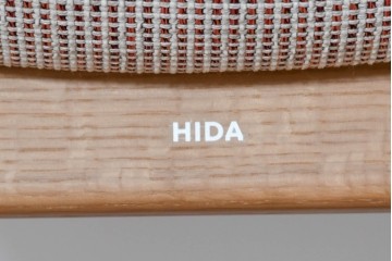 中古　美品　飛騨産業　オーク材　SEOTO(セオト)　アームのデザインがお洒落なセミアームチェア　定価約9万円　(R-086233)