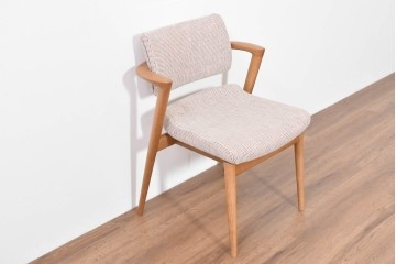 中古　美品　飛騨産業　オーク材　SEOTO(セオト)　アームのデザインがお洒落なセミアームチェア　定価約9万円　(R-086233)