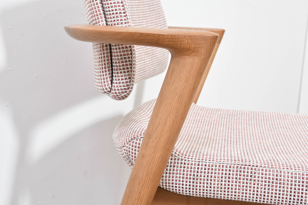 中古　美品　飛騨産業　オーク材　SEOTO(セオト)　アームのデザインがお洒落なセミアームチェア　定価約9万円　(R-086233)