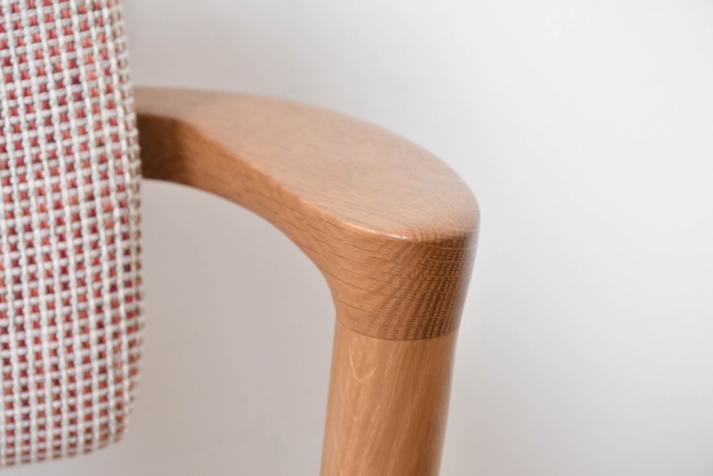 中古　美品　飛騨産業　オーク材　SEOTO(セオト)　アームのデザインがお洒落なセミアームチェア　定価約9万円　(R-086233)