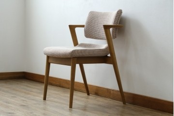 中古　美品　飛騨産業　オーク材　SEOTO(セオト)　アームのデザインがお洒落なセミアームチェア　定価約9万円　(R-086233)