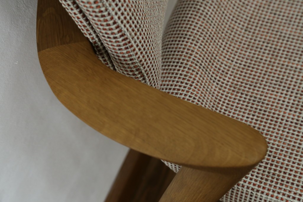 中古　美品　飛騨産業　オーク材　SEOTO(セオト)　アームのデザインがお洒落なセミアームチェア　定価約9万円　(R-086233)