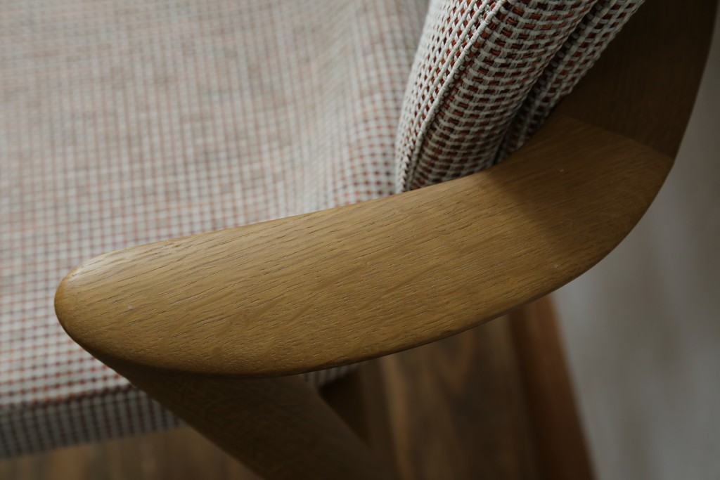 中古　美品　飛騨産業　オーク材　SEOTO(セオト)　アームのデザインがお洒落なセミアームチェア　定価約9万円　(R-086233)