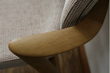 中古　美品　飛騨産業　オーク材　SEOTO(セオト)　アームのデザインがお洒落なセミアームチェア　定価約9万円　(R-086233)