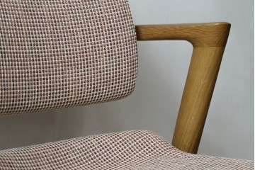 中古　美品　飛騨産業　オーク材　SEOTO(セオト)　アームのデザインがお洒落なセミアームチェア　定価約9万円　(R-086233)