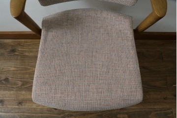 中古　美品　飛騨産業　オーク材　SEOTO(セオト)　アームのデザインがお洒落なセミアームチェア　定価約9万円　(R-086233)