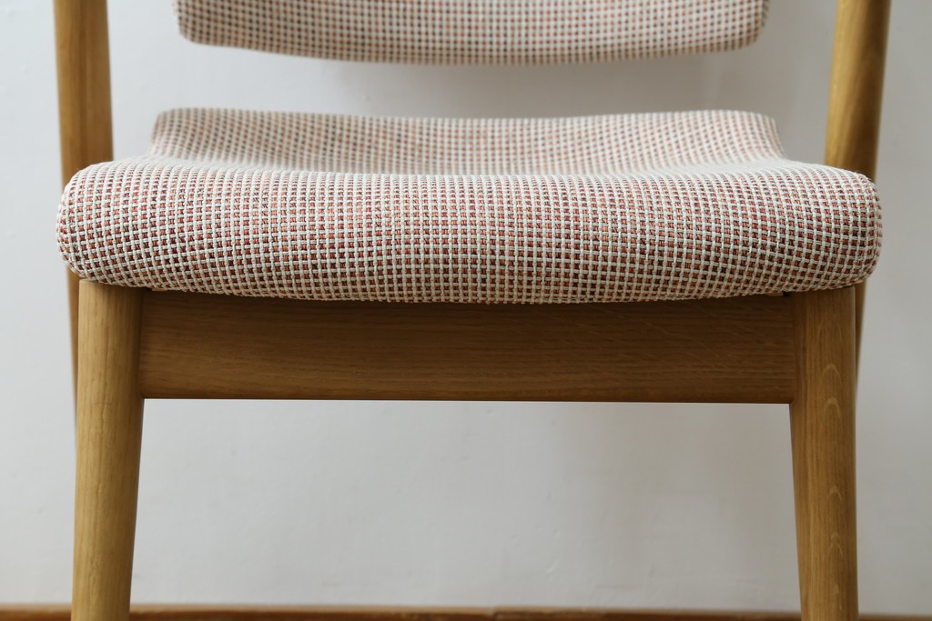 中古　美品　飛騨産業　オーク材　SEOTO(セオト)　アームのデザインがお洒落なセミアームチェア　定価約9万円　(R-086233)