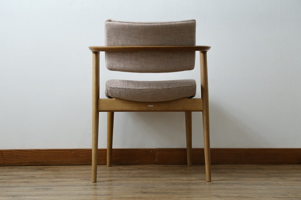 中古　美品　飛騨産業　オーク材　SEOTO(セオト)　アームのデザインがお洒落なセミアームチェア　定価約9万円　(R-086233)