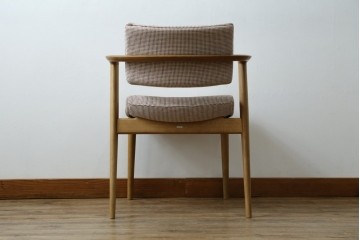 中古　美品　飛騨産業　オーク材　SEOTO(セオト)　アームのデザインがお洒落なセミアームチェア　定価約9万円　(R-086233)