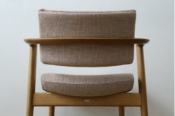 中古　美品　飛騨産業　オーク材　SEOTO(セオト)　アームのデザインがお洒落なセミアームチェア　定価約9万円　(R-086233)