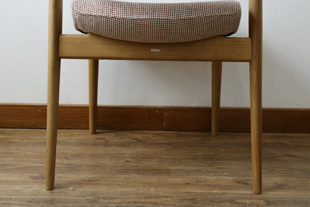 中古　美品　飛騨産業　オーク材　SEOTO(セオト)　アームのデザインがお洒落なセミアームチェア　定価約9万円　(R-086233)