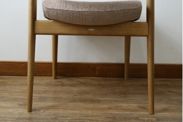 中古　美品　飛騨産業　オーク材　SEOTO(セオト)　アームのデザインがお洒落なセミアームチェア　定価約9万円　(R-086233)