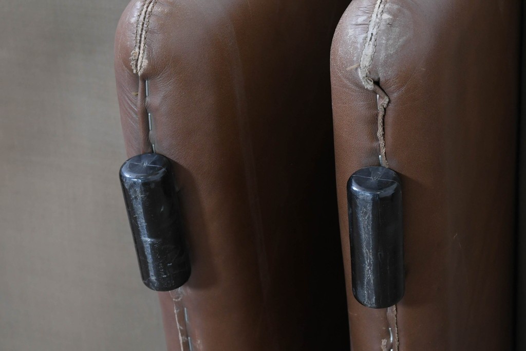 イタリアヴィンテージ　B&B イタリア(Italia)　coronado(コロナド)　レザー　希少なヴィンテージ品の1人掛けソファ2脚セット　定価(2脚合計)約150万円　(R-086234)