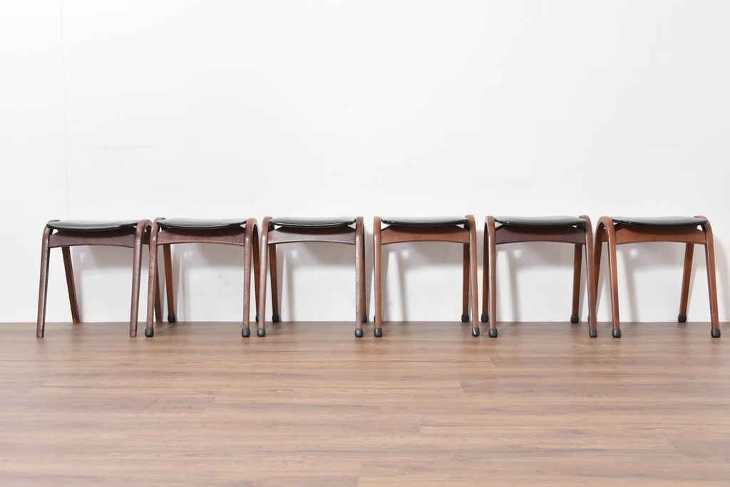 中古　秋田木工　NO.202　曲げ木の技が光る黒座面のスタッキングスツール　(R-086235)