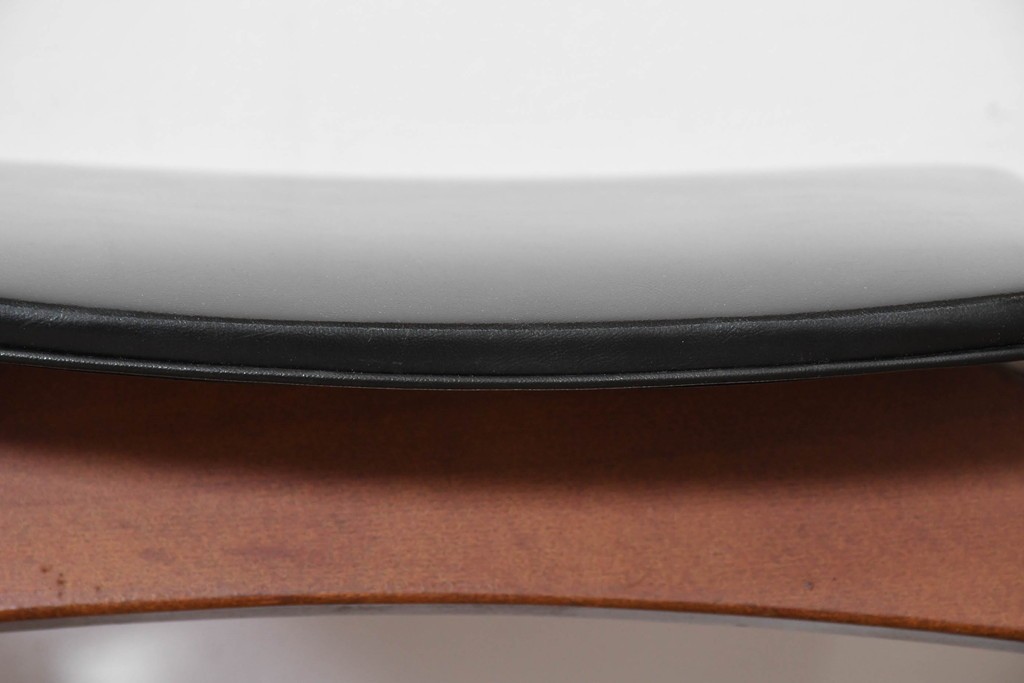 中古　秋田木工　NO.202　曲げ木の技が光る黒座面のスタッキングスツール　(R-086235)