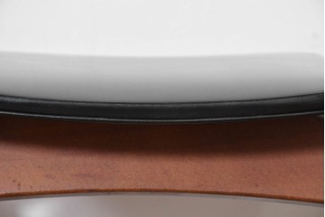 中古　秋田木工　NO.202　曲げ木の技が光る黒座面のスタッキングスツール　(R-086235)