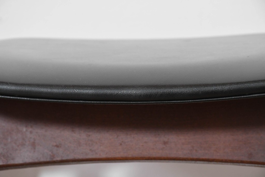 中古　秋田木工　NO.202　曲げ木の技が光る黒座面のスタッキングスツール　(R-086235)