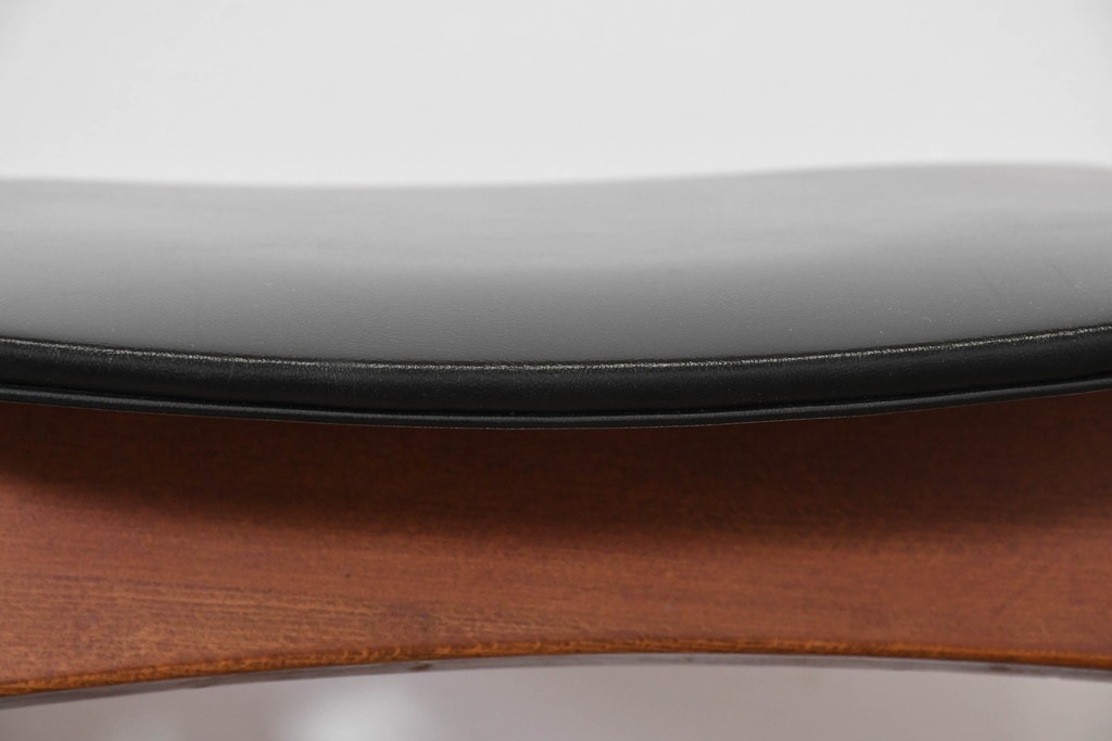 中古　秋田木工　NO.202　曲げ木の技が光る黒座面のスタッキングスツール　(R-086235)