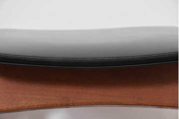 中古　秋田木工　NO.202　曲げ木の技が光る黒座面のスタッキングスツール　(R-086235)