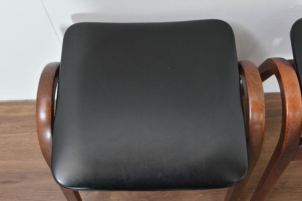 中古　秋田木工　NO.202　曲げ木の技が光る黒座面のスタッキングスツール　(R-086235)