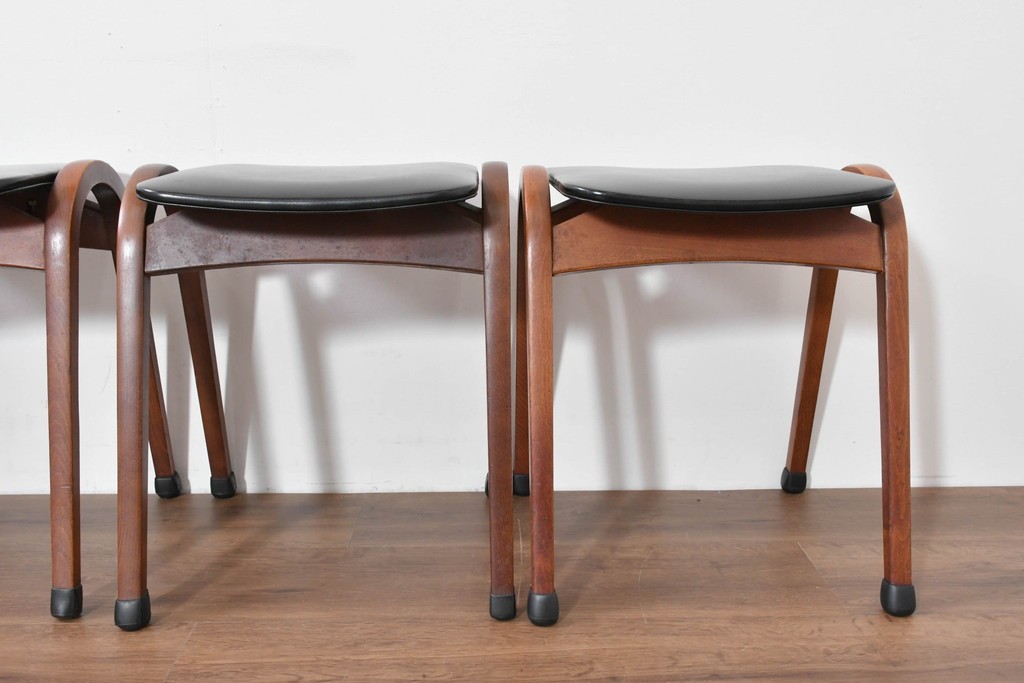 中古　秋田木工　NO.202　曲げ木の技が光る黒座面のスタッキングスツール　(R-086235)