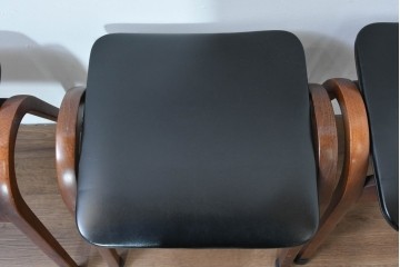 中古　秋田木工　NO.202　曲げ木の技が光る黒座面のスタッキングスツール　(R-086235)