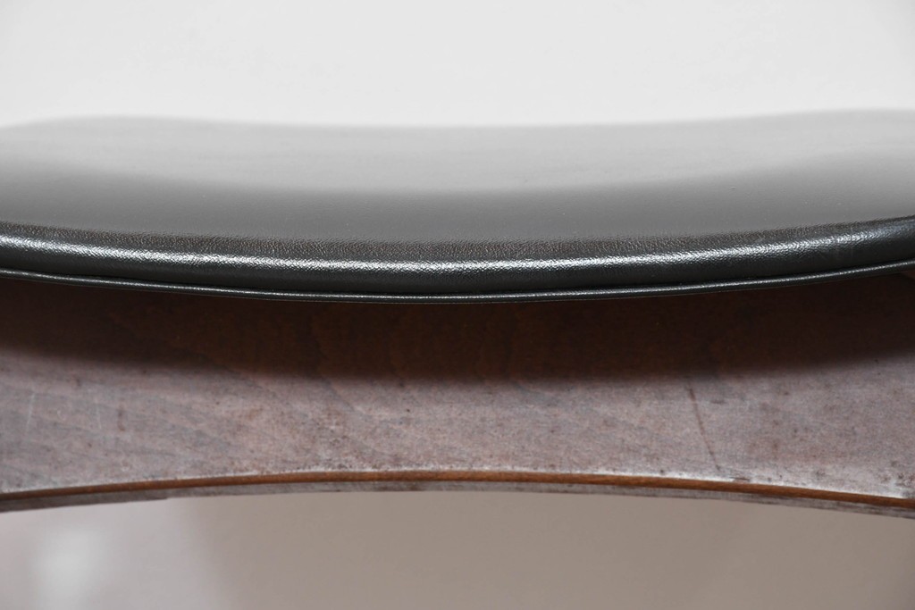 中古　秋田木工　NO.202　曲げ木の技が光る黒座面のスタッキングスツール　(R-086235)