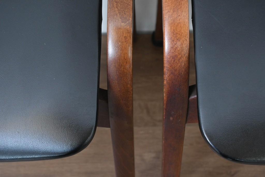 中古　秋田木工　NO.202　曲げ木の技が光る黒座面のスタッキングスツール　(R-086235)