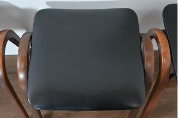 中古　秋田木工　NO.202　曲げ木の技が光る黒座面のスタッキングスツール　(R-086235)