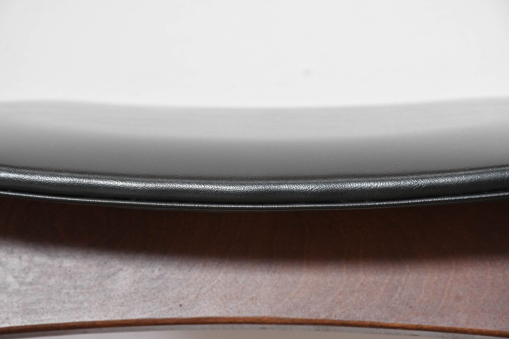 中古　秋田木工　NO.202　曲げ木の技が光る黒座面のスタッキングスツール　(R-086235)