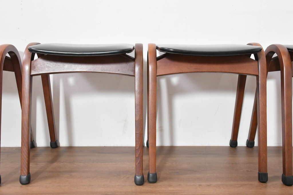 中古　秋田木工　NO.202　曲げ木の技が光る黒座面のスタッキングスツール　(R-086235)