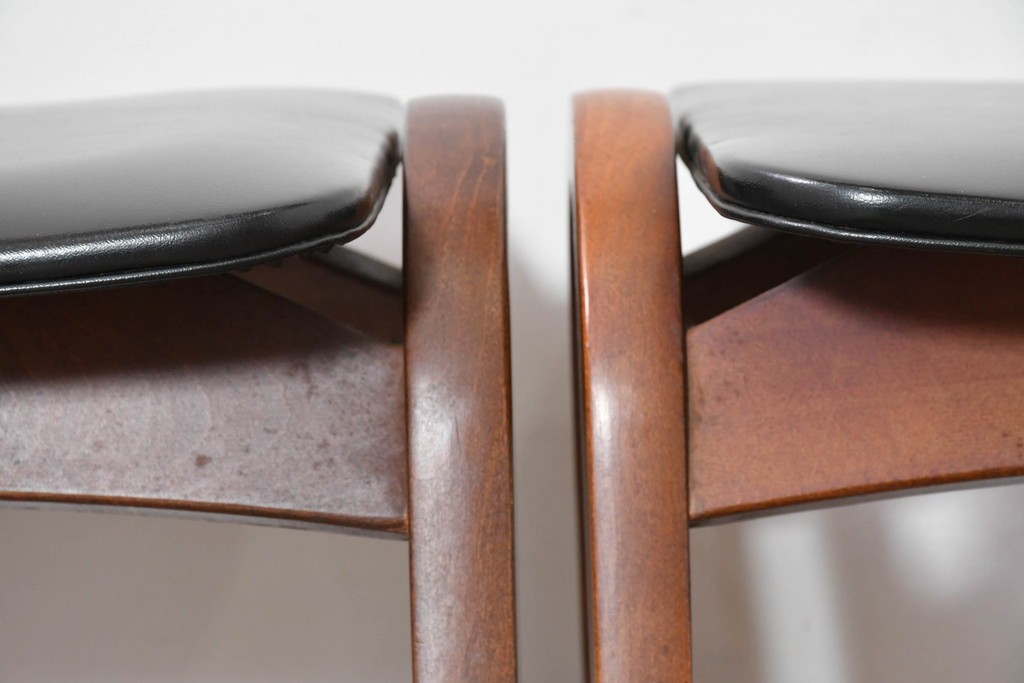 中古　秋田木工　NO.202　曲げ木の技が光る黒座面のスタッキングスツール　(R-086235)