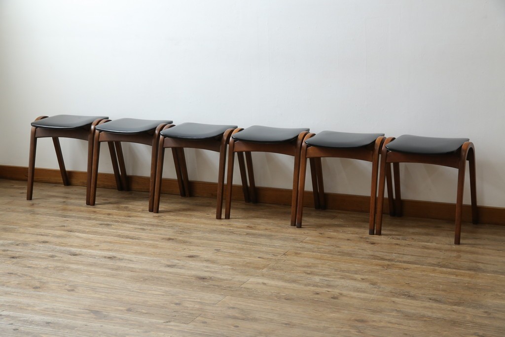 中古　秋田木工　NO.202　曲げ木の技が光る黒座面のスタッキングスツール　(R-086235)