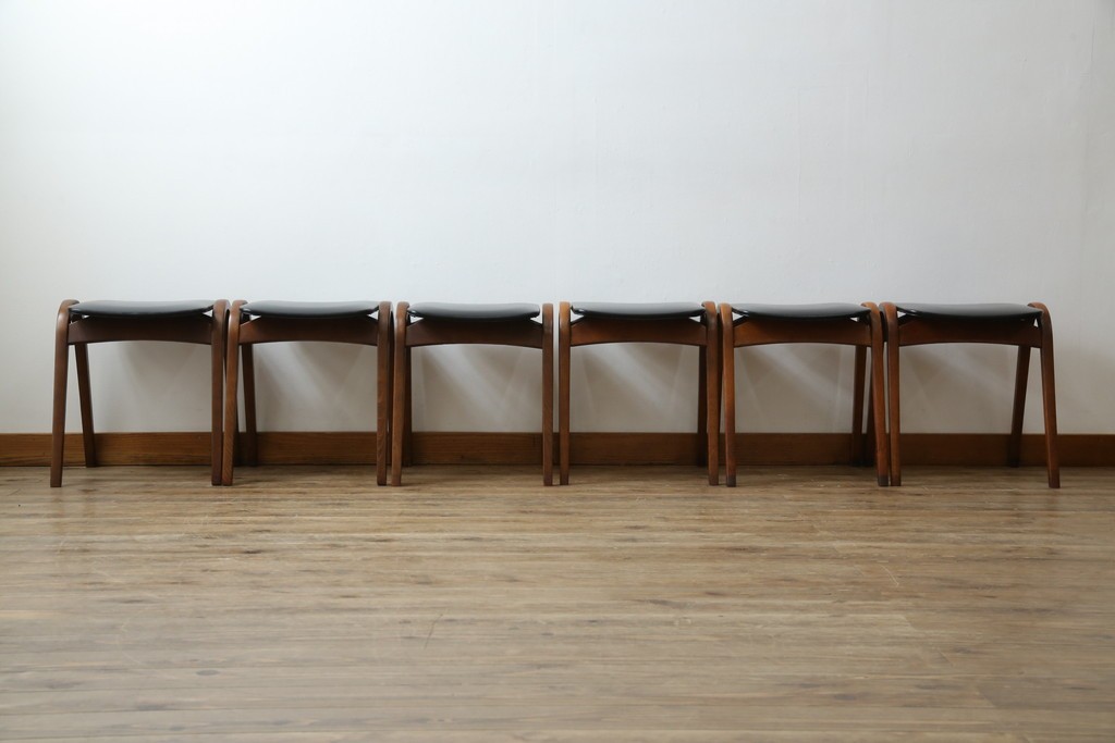 中古　秋田木工　NO.202　曲げ木の技が光る黒座面のスタッキングスツール　(R-086235)