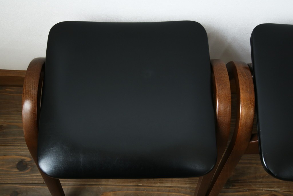 中古　秋田木工　NO.202　曲げ木の技が光る黒座面のスタッキングスツール　(R-086235)