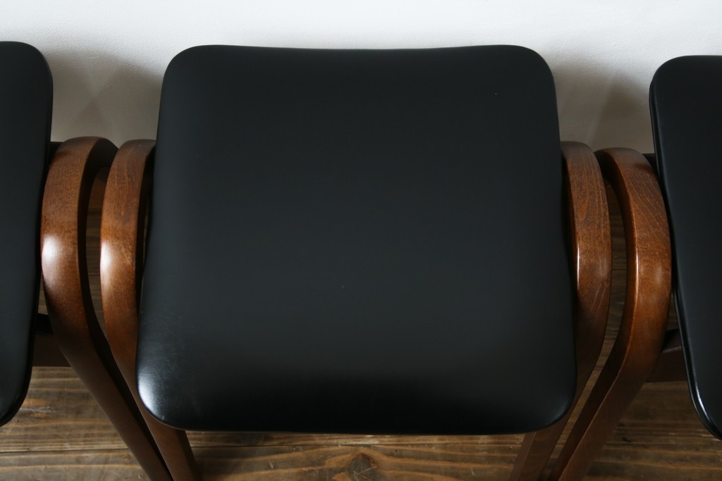 中古　秋田木工　NO.202　曲げ木の技が光る黒座面のスタッキングスツール　(R-086235)