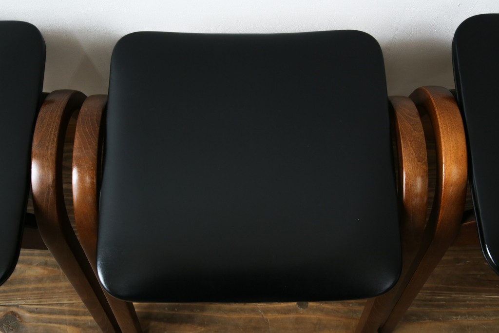 中古　秋田木工　NO.202　曲げ木の技が光る黒座面のスタッキングスツール　(R-086235)