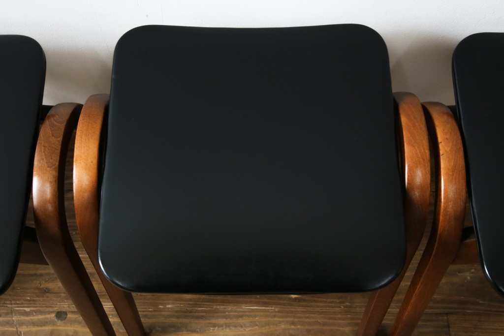 中古　秋田木工　NO.202　曲げ木の技が光る黒座面のスタッキングスツール　(R-086235)