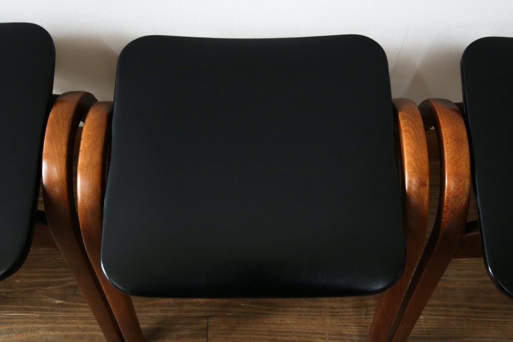 中古　秋田木工　NO.202　曲げ木の技が光る黒座面のスタッキングスツール　(R-086235)