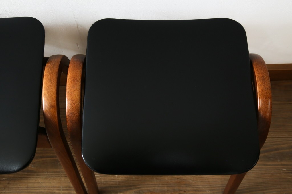 中古　秋田木工　NO.202　曲げ木の技が光る黒座面のスタッキングスツール　(R-086235)