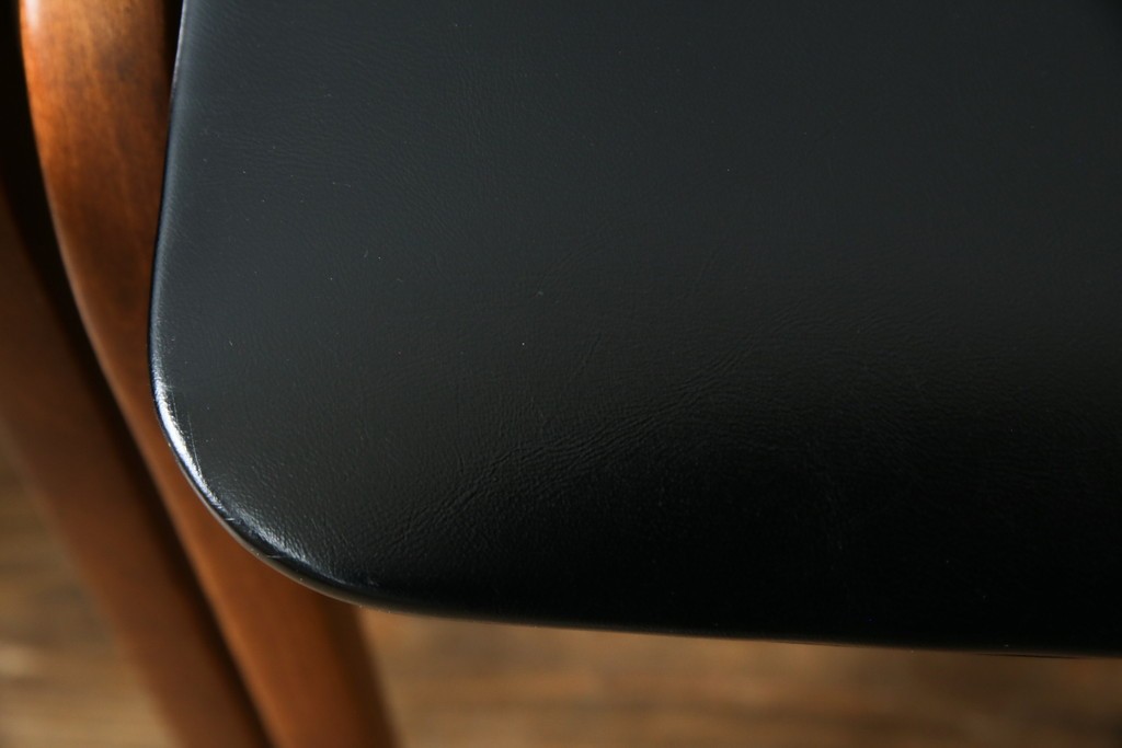 中古　秋田木工　NO.202　曲げ木の技が光る黒座面のスタッキングスツール　(R-086235)