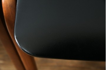 中古　秋田木工　NO.202　曲げ木の技が光る黒座面のスタッキングスツール　(R-086235)