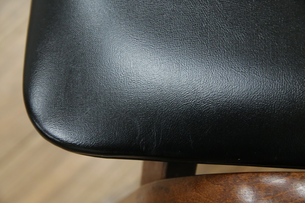 中古　秋田木工　NO.202　曲げ木の技が光る黒座面のスタッキングスツール　(R-086235)