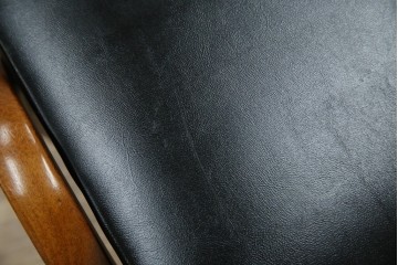 中古　秋田木工　NO.202　曲げ木の技が光る黒座面のスタッキングスツール　(R-086235)